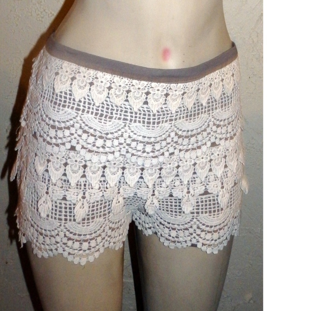Akira Chicago Red Label NWOT Brow White Shorts